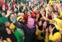 Calon Gubernur Jawa Timur Khofifah Indar Parawansa, saat menyapa para pekerja di PT Santos Jaya Abadi, Sidoarjo, Senin (7/10/2024)