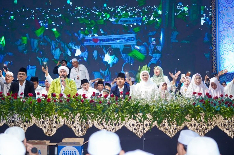 Acara sholawatan bersama puluhan ribu santri Pondok Pesantren Darussalam Mekar Agung Madiun, syekhermania, dan masyarakat sekitar Madiun, Senin (7/10/2024). 