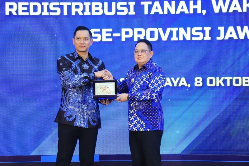 Deklarasi Kabupaten/Kota Lengkap, Implementasi dan Penyerahan Sertipikat Elektronik Tahun 2024 di Gedung Negara Grahadi Surabaya, Selasa (8/10/2024).