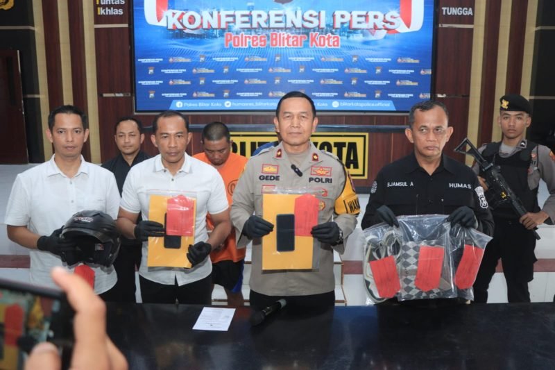 Konferensi pers ungkap kasus begal modus kempes ban di Polres Blitar Kota, Senin, 7 Oktober 2024. (Hum Polres Blitar Kota)
