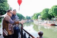 PJ Gubernur Jawa Timur Adhy Karyono saat menerima kunjungan pejabat Konjen Australia untuk Surabaya, Glen Askew di Gedung Negara Grahadi Surabaya, Rabu (9/10/2024).