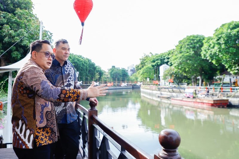 PJ Gubernur Jawa Timur Adhy Karyono saat menerima kunjungan pejabat Konjen Australia untuk Surabaya, Glen Askew di Gedung Negara Grahadi Surabaya, Rabu (9/10/2024).