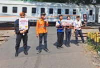 Sosialisasi keselamatan perlintasan sebidang di JPL 05 Ambengan, Gubeng, Surabaya, Jumat (11/10/2024).