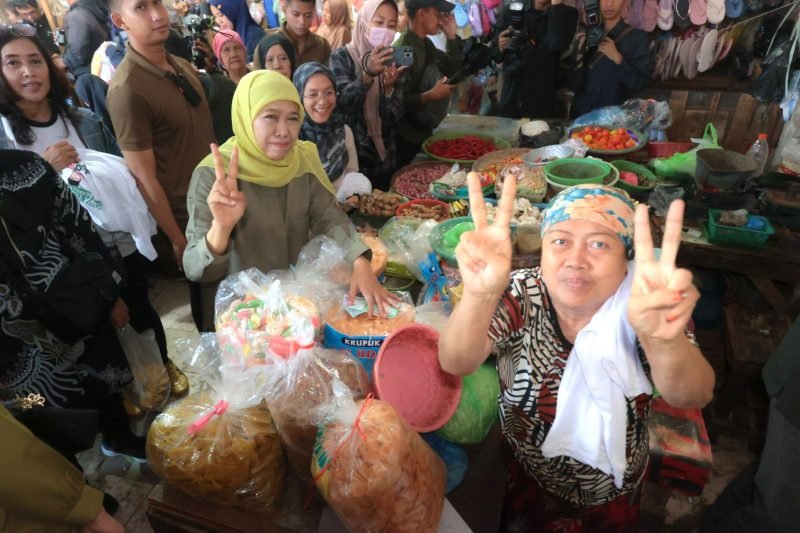Calon Gubernur Jawa Timur nomor urut 2 Khofifah Indar Parawansa saat menyapa pedagang di Pasar Kapasan, Kamis (10/10/2024). (Istimewa)