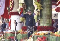 Pj Gubernur Jawa Timur, Adhy Karyono saat menjadi Inspektur Upacara Peringatan HUT ke-79 Provinsi Jatim di halaman Gedung Negara Grahadi Surabaya, Sabtu (12/10/2024).