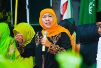Calon Gubernur Jawa Timur Khofifah Indar Parawansa saat hadir dalam Pengajian Hari Santri Nasional di Kabupaten Blitar, Sabtu (12/10/2024).