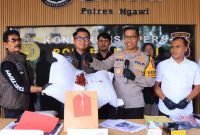 Kapolres Ngawi, AKBP Dwi Sumrahadi Rakhmanto saat memimpin konferensi pers di Media Center Polres Ngawi, Sabtu (12/10/2024) (dok. Polres Ngawi)