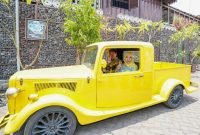 Calon Gubernur Jawa Timur, Khofifah Indar Parawansa saat mengunjungi industri otomotif modifikasi mobil klasik di Jemundo, Sidoarjo, Rabu (16/10/2024). 