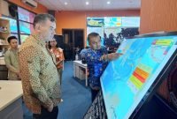 Konjen Australia di Surabaya, Mr. Glen Askew, saat mengunjungi Badan Penanggulangan Bencana Daerah (BPBD) Jawa Timur, Kamis (17/10/2024).