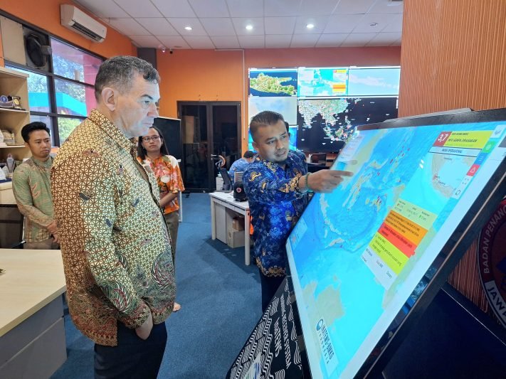 Konjen Australia di Surabaya, Mr. Glen Askew, saat mengunjungi Badan Penanggulangan Bencana Daerah (BPBD) Jawa Timur, Kamis (17/10/2024).
