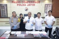Polda Jatim menyampaikan konferensi pers hasil ungkap kasus bandit jalanan, yang digelar di Gedung Bidhumas Polda Jatim, Rabu (16/10/2024) (dok. Hum Polda Jatim)