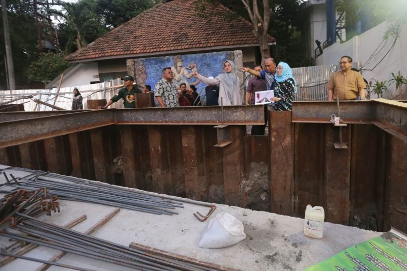 Pjs Wali Kota Surabaya Restu Novi Widiani saat melakukan pengecekan pembangunan Tunnel TIJ-KBS, Jumat (18/10/2024) (dok. Pemkot Surabaya)