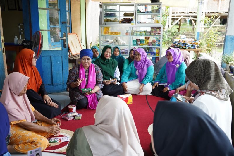 Calon Gubernur Jawa Timur, Luluk Nur Hamidah saat melakukan kunjungan ke UMKM di Jember, Minggu (20/10/2024).