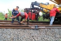 Pergantian rel kereta api untuk mendukung keselamatan perjalanan dan kenyamanan pelanggan (dok. Hum KAI Daop 8)