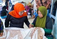 Calon Gubernur Jawa Timur, Khofifah Indar Parawansa saat menyambangi sentra produksi batik Tanjung Bumi di Kabupaten Bangkalan, Sabtu (19/10/2024)