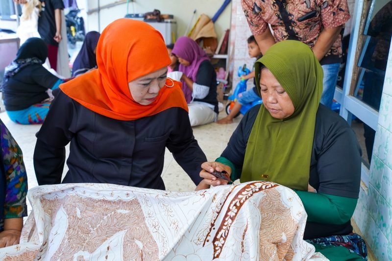 Calon Gubernur Jawa Timur, Khofifah Indar Parawansa saat menyambangi sentra produksi batik Tanjung Bumi di Kabupaten Bangkalan, Sabtu (19/10/2024)