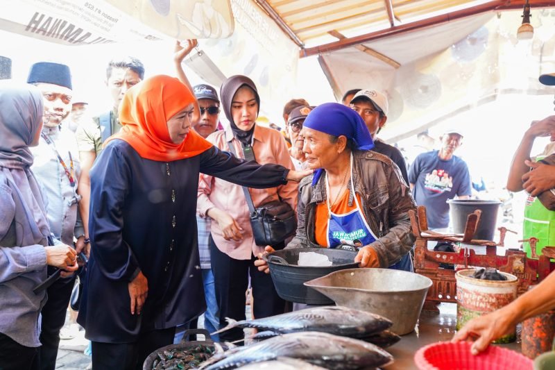 Calon Gubernur Jawa Timur, Khofifah Indar Parawansa saat berkunjung ke Pasar Ikan Brak Kalimoro, Tembokrejo, Muncar, Banyuwangi, Senin (21/10/2024).