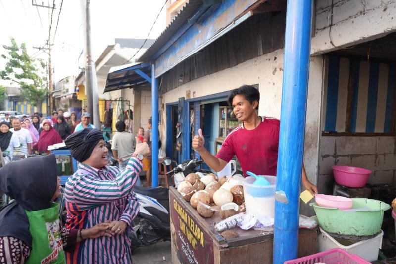Calon Gubernur Jawa Timur, Luluk Nur Hamidah saat melakukan kunjungan ke Pasar Yamuri, Surabaya, Selasa (22/10/2024).