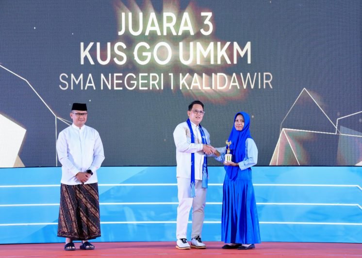 Penyerahan penghargaan kepada Pemenang Juara MEA SMA Double Track 2024 di Gedung Graha ITS Surabaya Selasa (22/10/2024) (Pemprov Jatim)