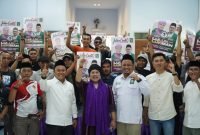 Calon Gubernur Jawa Timur, Luluk Nur Hamidah, saat memimpin konsolidasi bersama tretan dibik di Probolinggo pada Senin (23/10/2024).