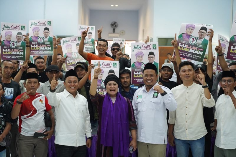 Calon Gubernur Jawa Timur, Luluk Nur Hamidah, saat memimpin konsolidasi bersama tretan dibik di Probolinggo pada Senin (23/10/2024).