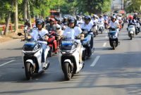 Pj Gubernur Jawa Timur, Adhy Karyono bersama PLN melakukan kegiatan konvoi motor listrik (Pemprov Jatim)