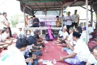 Calon Gubernur Jawa Timur nomor urut 1, Luluk Nur Hamidah saat berdiskusi dengan nelayan di Desa Pangeranan, Bangkalan, Kamis (25/10/2024).