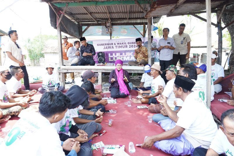 Calon Gubernur Jawa Timur nomor urut 1, Luluk Nur Hamidah saat berdiskusi dengan nelayan di Desa Pangeranan, Bangkalan, Kamis (25/10/2024).