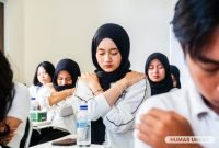 Ratusan mahasiswa angkatan 2023 dan 2024 FPsi UNESA menjalani terapi Butterfly Hug (Humas Unesa)