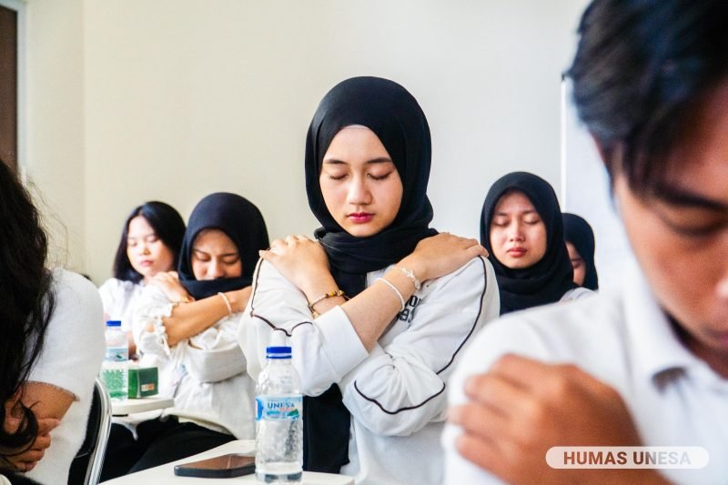 Ratusan mahasiswa angkatan 2023 dan 2024 FPsi UNESA menjalani terapi Butterfly Hug (Humas Unesa)