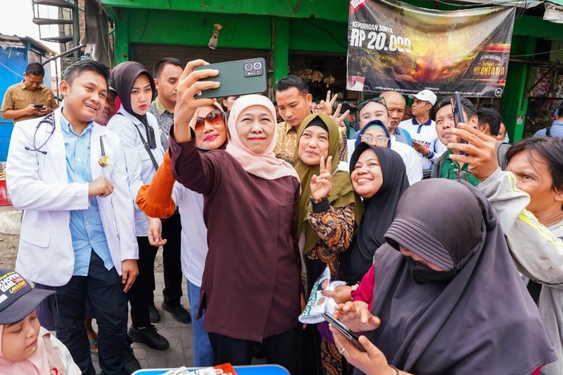 Khofifah Indar Parawansa saat menyapa pedagang Pasar Wadung Asri Sidoarjo, Kamis (31/10/2024)