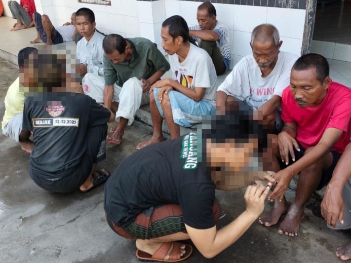 Para remaja saat menjalani sanksi sosial di UPTD Liponsos Keputih Surabaya (dok. Satpol PP Surabaya)
