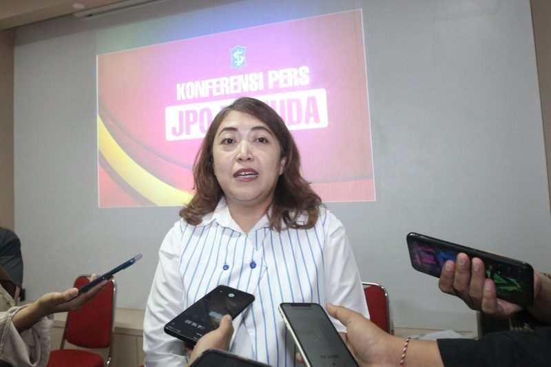 Humas PT Warna Warni Media, Dinar Aisyah dalam konferensi pers di Surabaya, Selasa (8/10/2024).