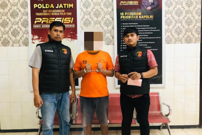 Pelaku pencurian saat diamankan di Mapolsek Genteng, Polrestabes Surabaya (Hum Polsek Genteng)