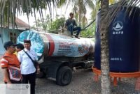 Proses pendistribusian air bersih (dok. Pemkab Banyuwangi)