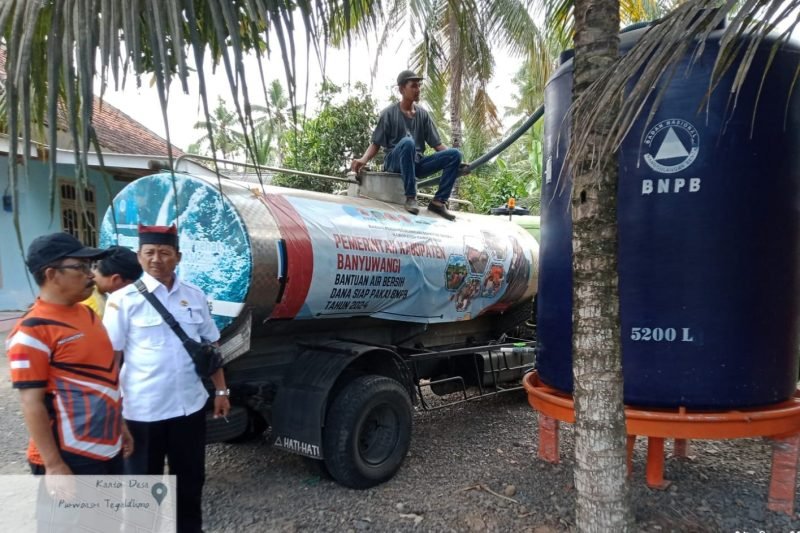 Proses pendistribusian air bersih (dok. Pemkab Banyuwangi)