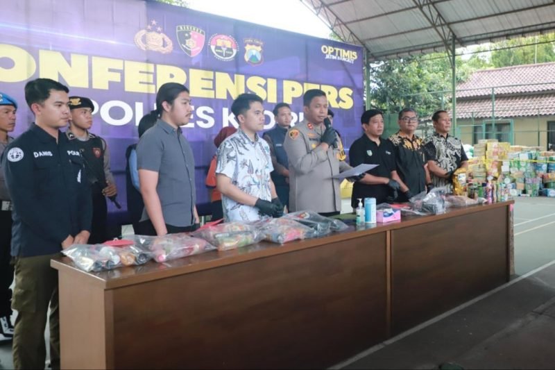 Polres Kediri menggelar konferensi pers terkait kasus keracunan massal yang digelar pada Jumat (11/10/2024) (dok. Hum-Res Kediri)