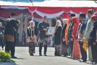 PJs Wali Kota Surabaya, Restu Novi Widiani saat menerima penghargaan dari Pj Gubernur Jatim Adhy Karyono, Sabtu (12/10/2024) 