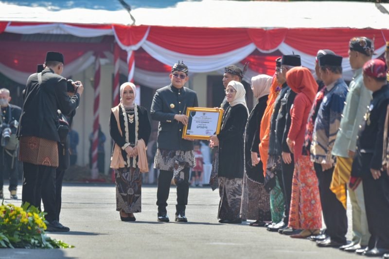 PJs Wali Kota Surabaya, Restu Novi Widiani saat menerima penghargaan dari Pj Gubernur Jatim Adhy Karyono, Sabtu (12/10/2024) 
