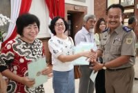 Acara penyerahan sertifikat HGB di atas HPL kepada warga pemegang IPT di Surabaya, Senin (14/10/2024) (Foto: Pemkot Surabaya)
