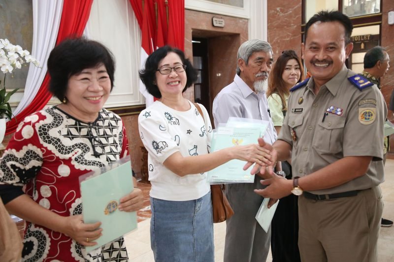 Acara penyerahan sertifikat HGB di atas HPL kepada warga pemegang IPT di Surabaya, Senin (14/10/2024) (Foto: Pemkot Surabaya)
