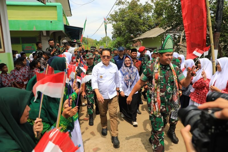 Acara peresmian pipanisasi di Desa Klumpang Gubung, Tambak Bawean, Kabupaten Gresik, Jumat (1/11/2024).