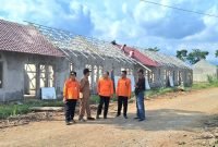 Kalaksa BPBD Jawa Timur, Gatot Soebroto, saat meninjau langsung perkembangan hunian relokasi pada Senin (4/11/2024) (Foto: BPBD Jatim)