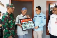 Penyerahan program perbaikan Rutilahu kepada salah satu warga penerima di Kediri, Selasa (5/11/2024) (dok. Pemprov Jatim)