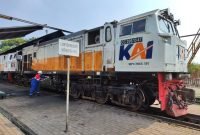 Proses pengisian bahan bakar kereta api (dok. Hum Daop 8 Surabaya)
