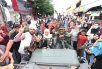 Calon Gubernur Jawa Timur No Urut 2 Khofifah Indar Parawansa saat menghadiri kirab Milad Ke-110 Al Irsyad Al-Islamiyah di Jalan KH Mas Mansur Ampel Surabaya, Minggu (17/11/2024)
