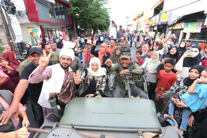 Calon Gubernur Jawa Timur No Urut 2 Khofifah Indar Parawansa saat menghadiri kirab Milad Ke-110 Al Irsyad Al-Islamiyah di Jalan KH Mas Mansur Ampel Surabaya, Minggu (17/11/2024)