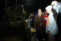 Calon Gubernur Jawa Timur, saat meninjau sungai di Kota Madiun, Kamis (21/11/2024) (Dim/Istimewa)