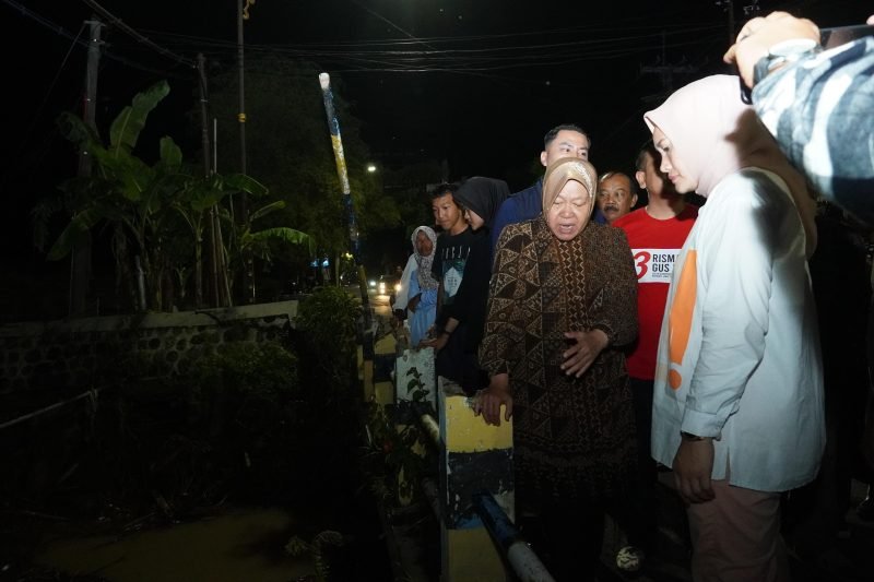 Calon Gubernur Jawa Timur, saat meninjau sungai di Kota Madiun, Kamis (21/11/2024) (Dim/Istimewa)