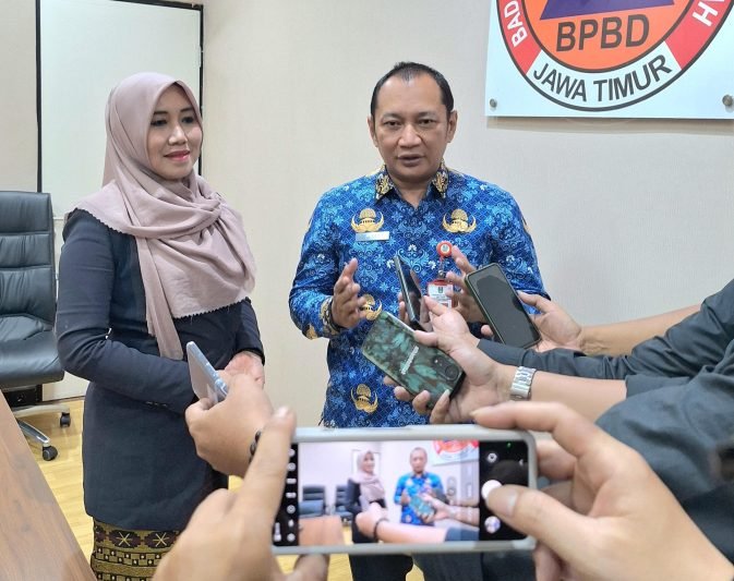 Kalaksa BPBD Jatim Gatot Soebroto, saat menerima kunjungan kerja anggota DPD RI, Lia Istifhama (dok. BPBD Jatim)